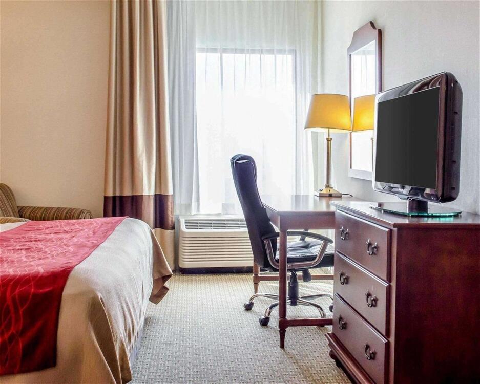 Foto de una habitación de Hotel Comfort Inn &amp;amp; Suites