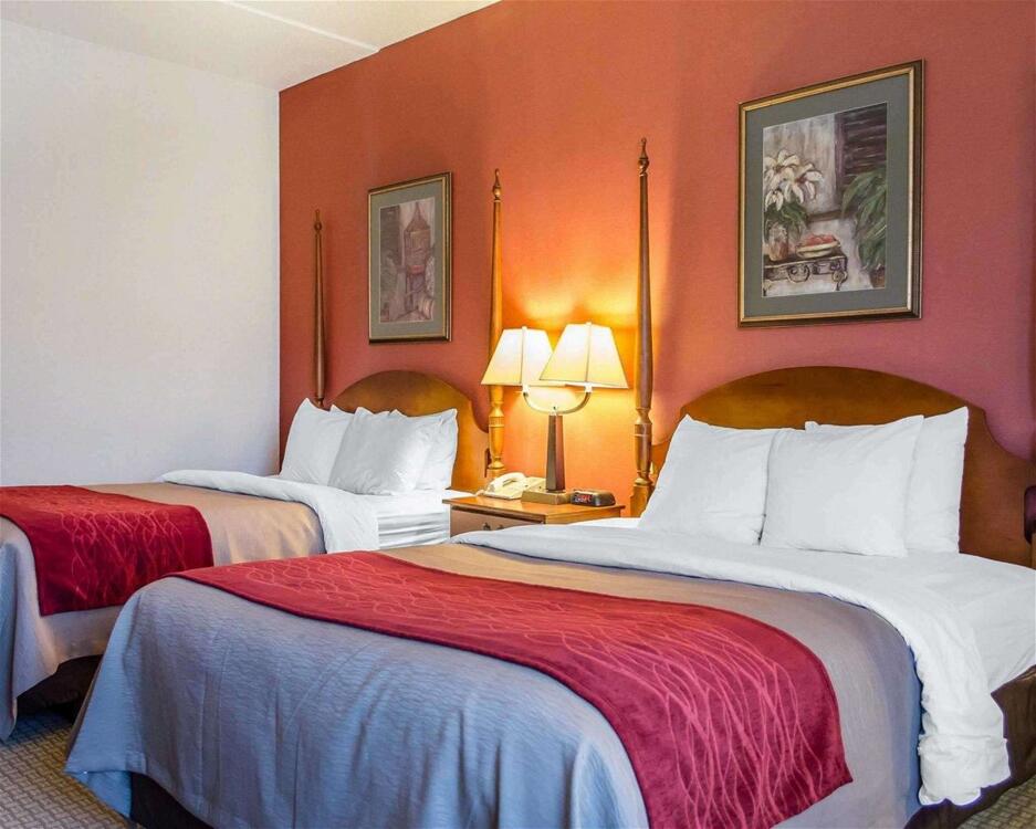 Foto de una habitación de Hotel Comfort Inn &amp;amp; Suites
