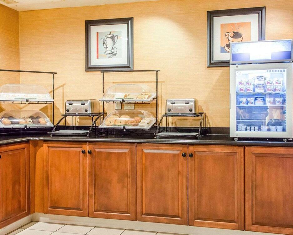 Foto de una habitación de Hotel Comfort Inn &amp;amp; Suites