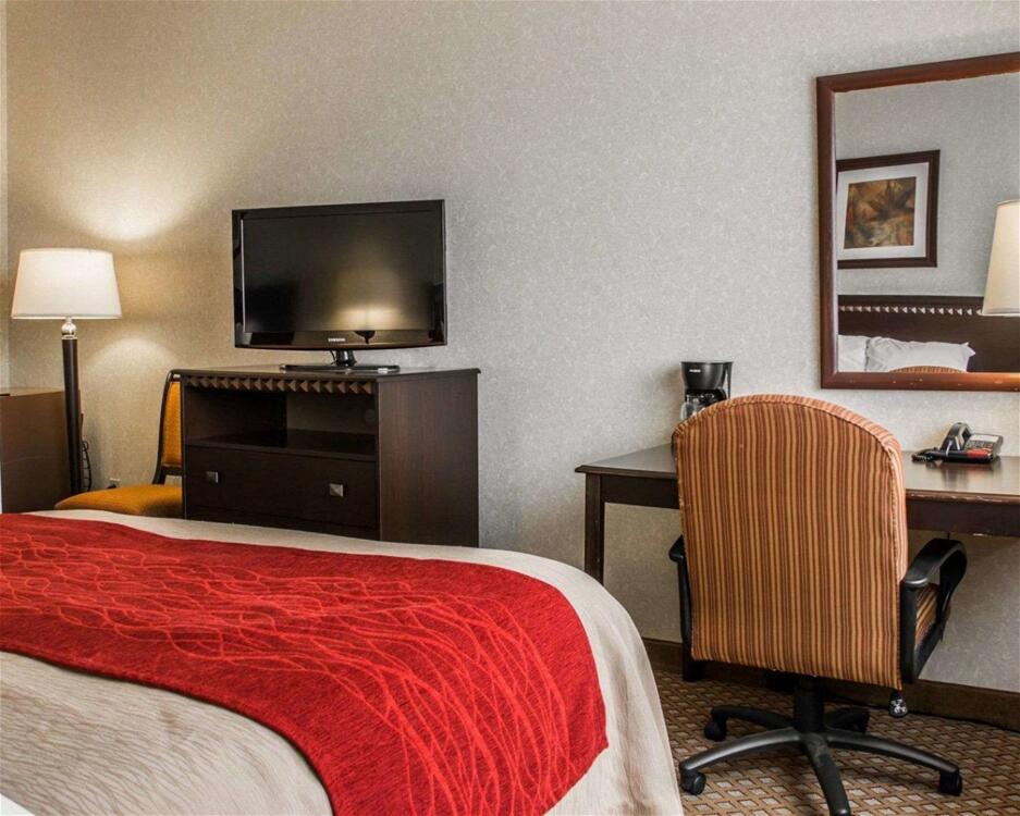 Foto de una habitación de Hotel Quality Inn &amp;amp; Suites