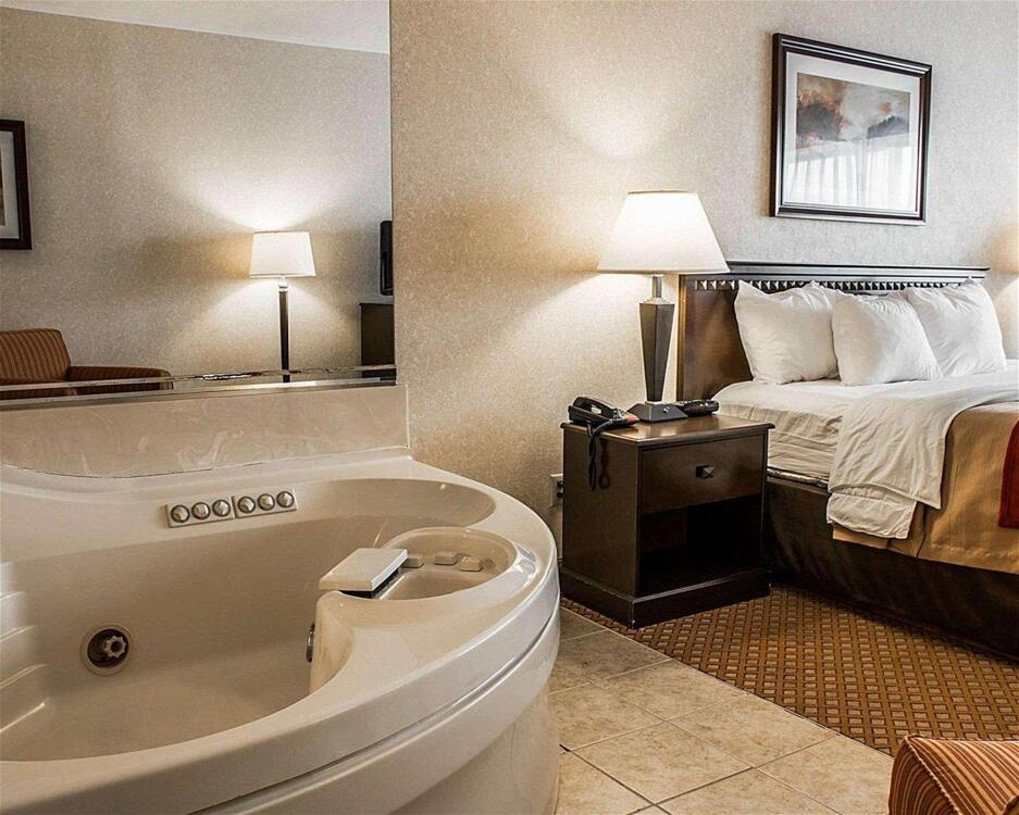 Foto de una habitación de Hotel Quality Inn &amp;amp; Suites