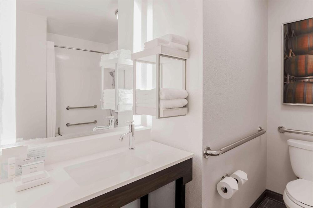 Foto del baño de Hotel Hampton Inn &amp;amp; Suites Windsor-Sonoma Wine Country