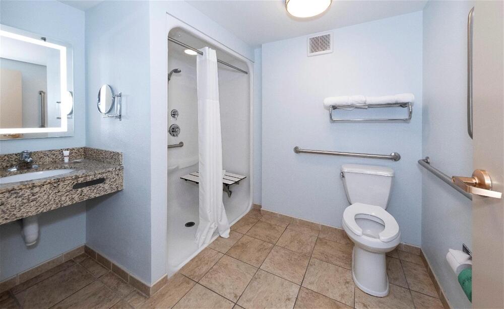 Foto del baño de Hotel Red Roof Inn &amp;amp; Suites Wilmington – New Castle