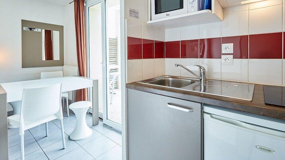 Foto de una habitación de Camping Vacancéole - Le Domaine de la Corniche - Deauville Sud