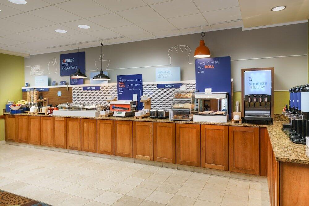 Foto de restauración de Holiday Inn Express Boston Brockton, an IHG Hotel