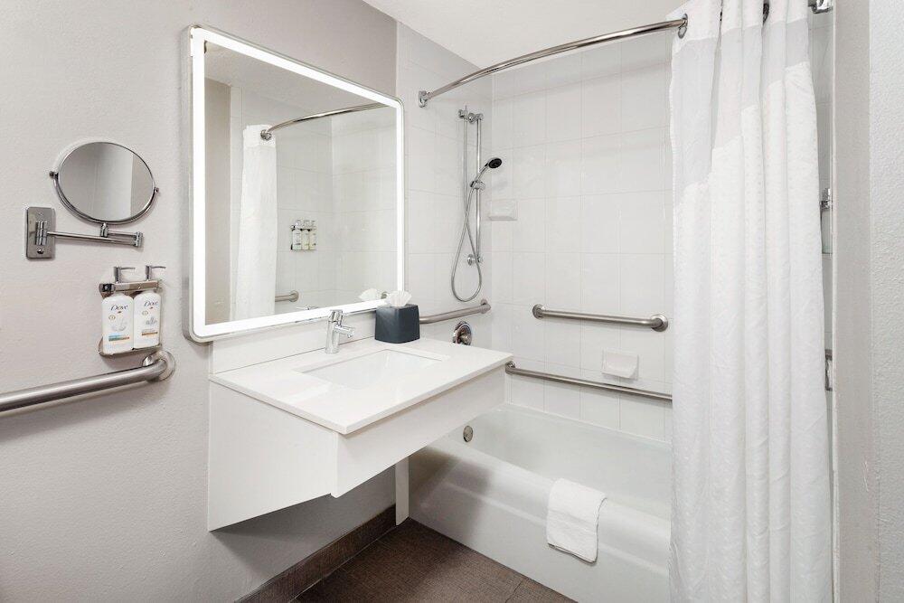 Foto del baño de Holiday Inn Chicago/Oak Brook, an IHG Hotel