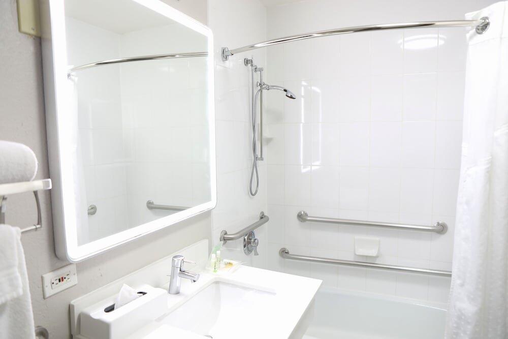 Foto del baño de Holiday Inn Chicago/Oak Brook, an IHG Hotel