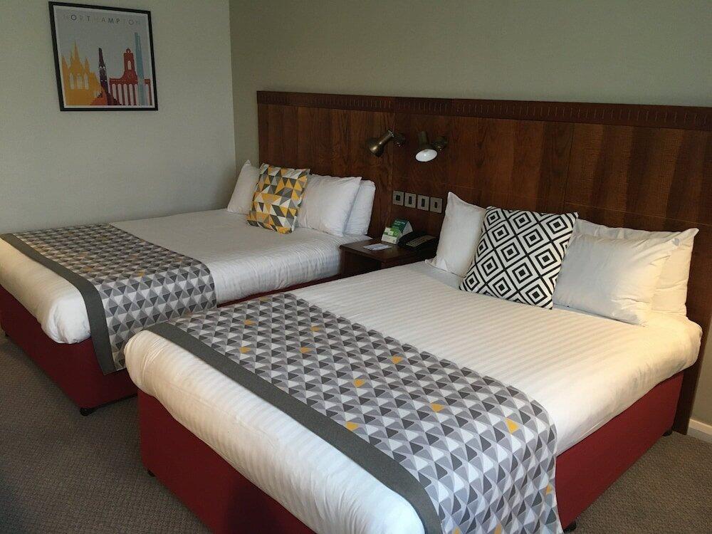 Foto de una habitación de Holiday Inn Northampton, an IHG Hotel