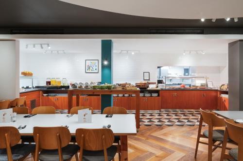 Foto de restauración de Holiday Inn Northampton, an IHG Hotel