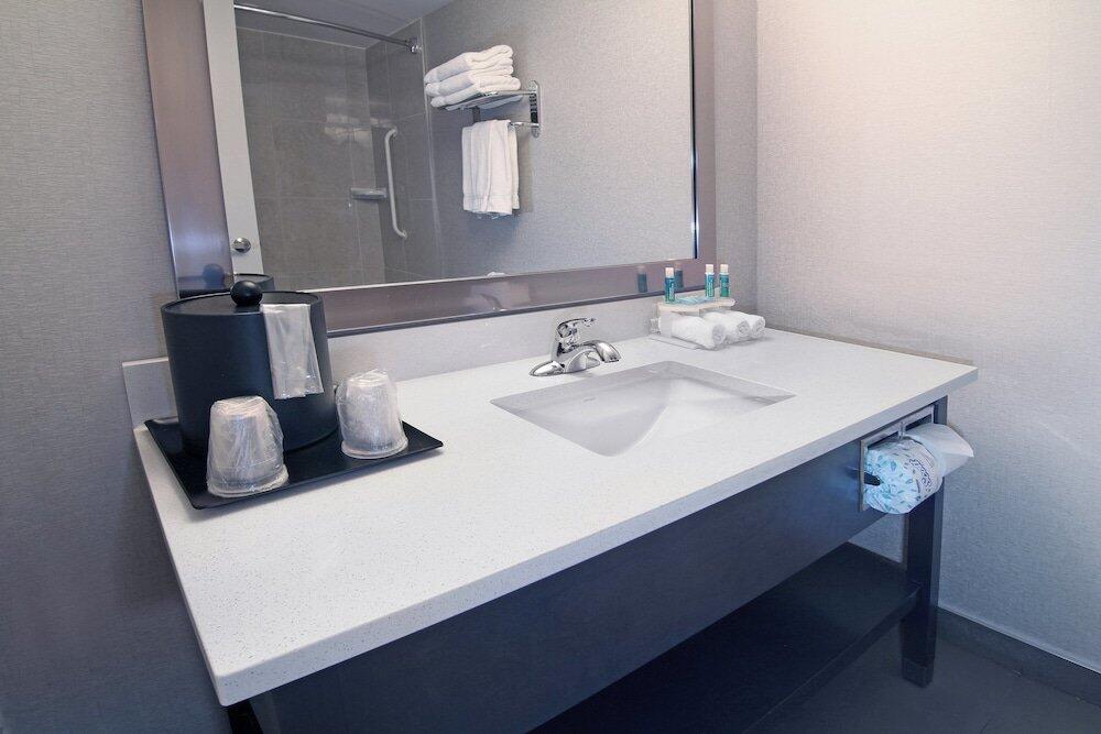 Foto de una habitación de Holiday Inn Express and Suites Calgary, an IHG Hotel