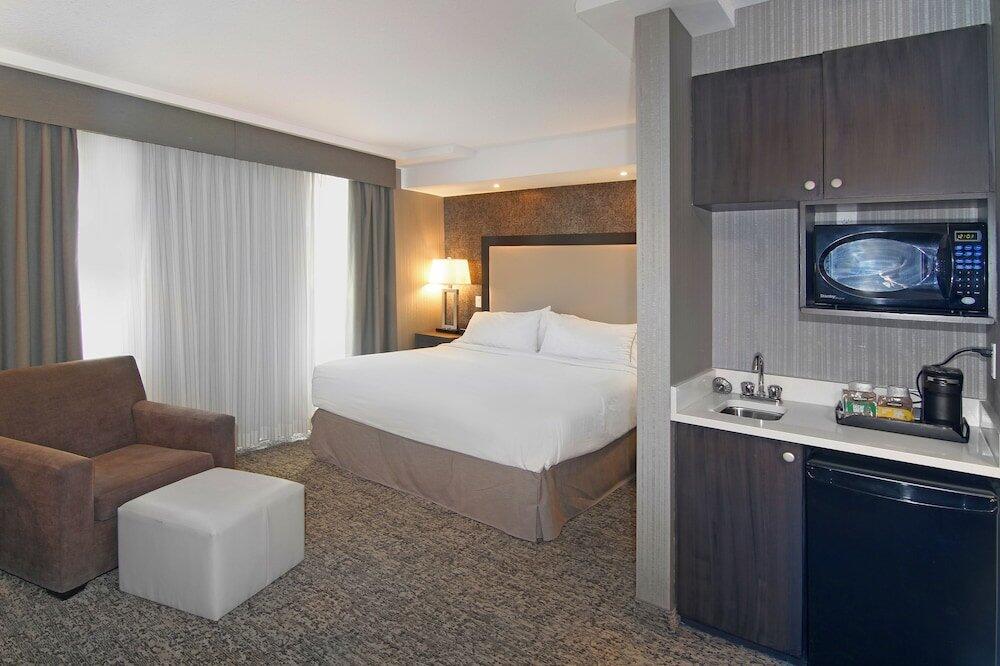 Foto de una habitación de Holiday Inn Express and Suites Calgary, an IHG Hotel