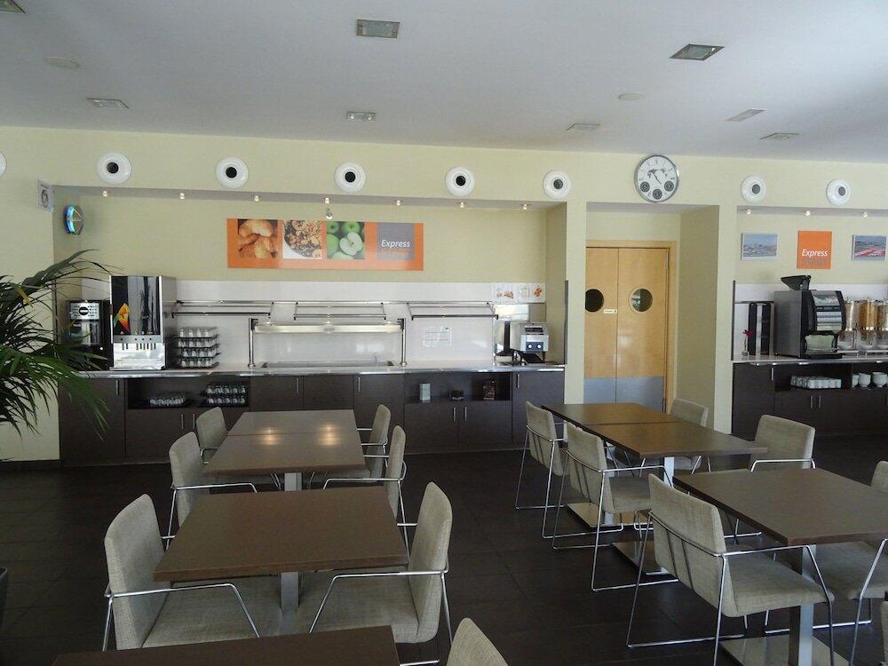 Foto de restauración de Holiday Inn Express Sant Cugat, an IHG Hotel