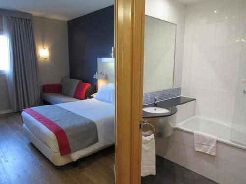 Foto del baño de Holiday Inn Express Sant Cugat, an IHG Hotel