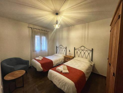 Foto de una habitación de APARTAMENTOS RURALES DOÑA JIMENA DEL AMBROZ 4 Estrellas complejo único en el centro del pueblo, piscina ya abierta, parking privado