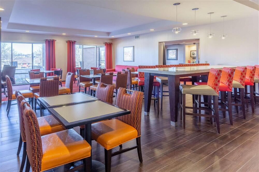 Foto de restauración de Hotel Hampton Inn Madison East Towne Mall Area