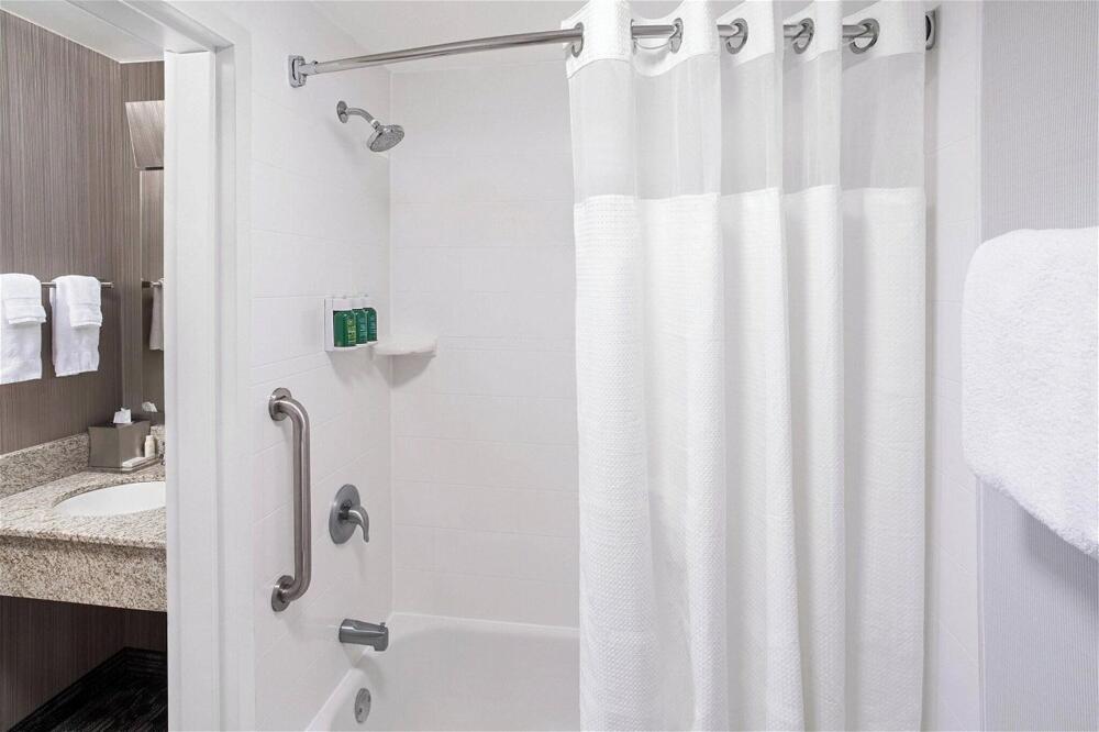 Bathroom – Hotel Courtyard Jersey City Newport