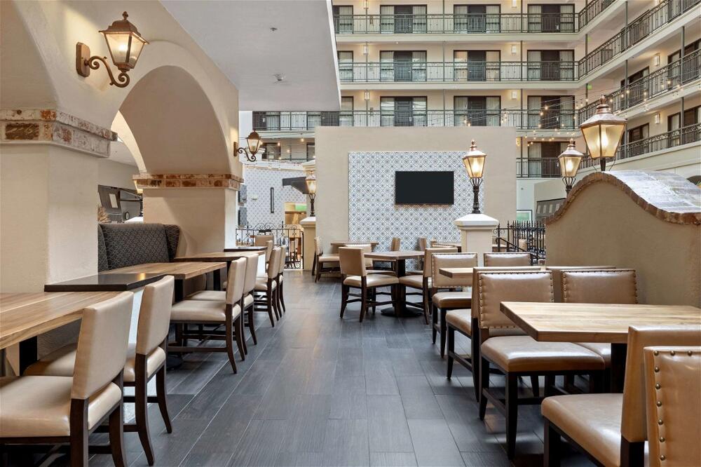 Foto de restauración de Hotel Embassy Suites by Hilton Los Angeles International Airport South