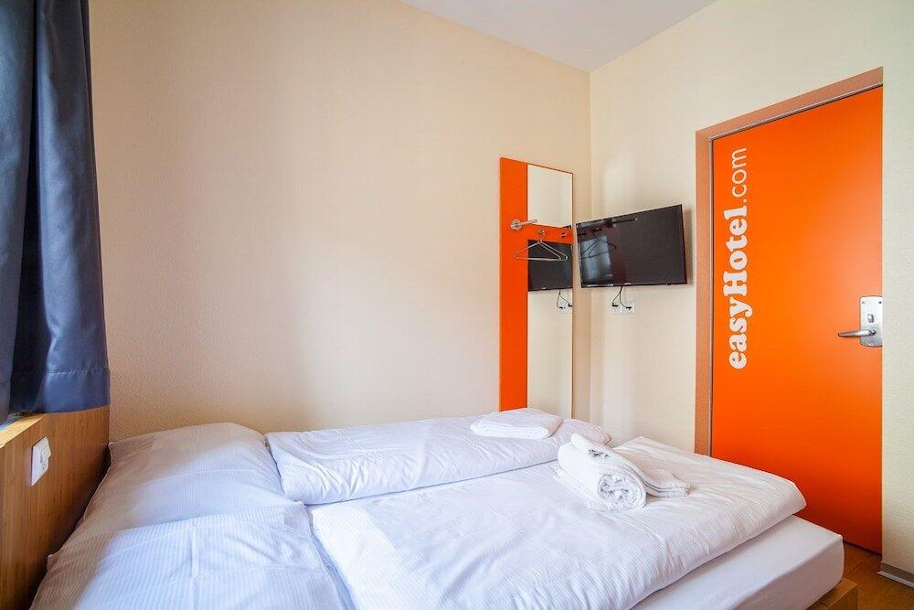 Foto de una habitación de easyHotel Basel City - contactless self check-in