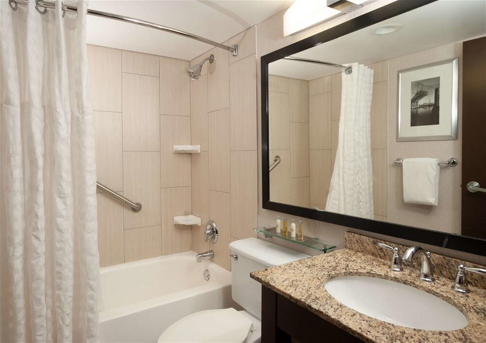Foto del baño de DoubleTree by Hilton Hotel Cleveland Downtown - Lakeside