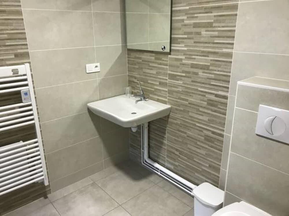 Foto del baño de Hôtel Le Cerizay