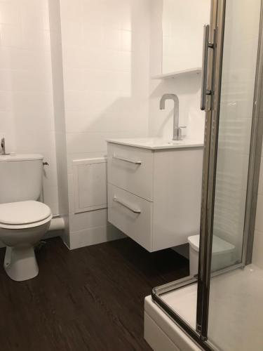 Foto del baño de Hôtel Le Cerizay