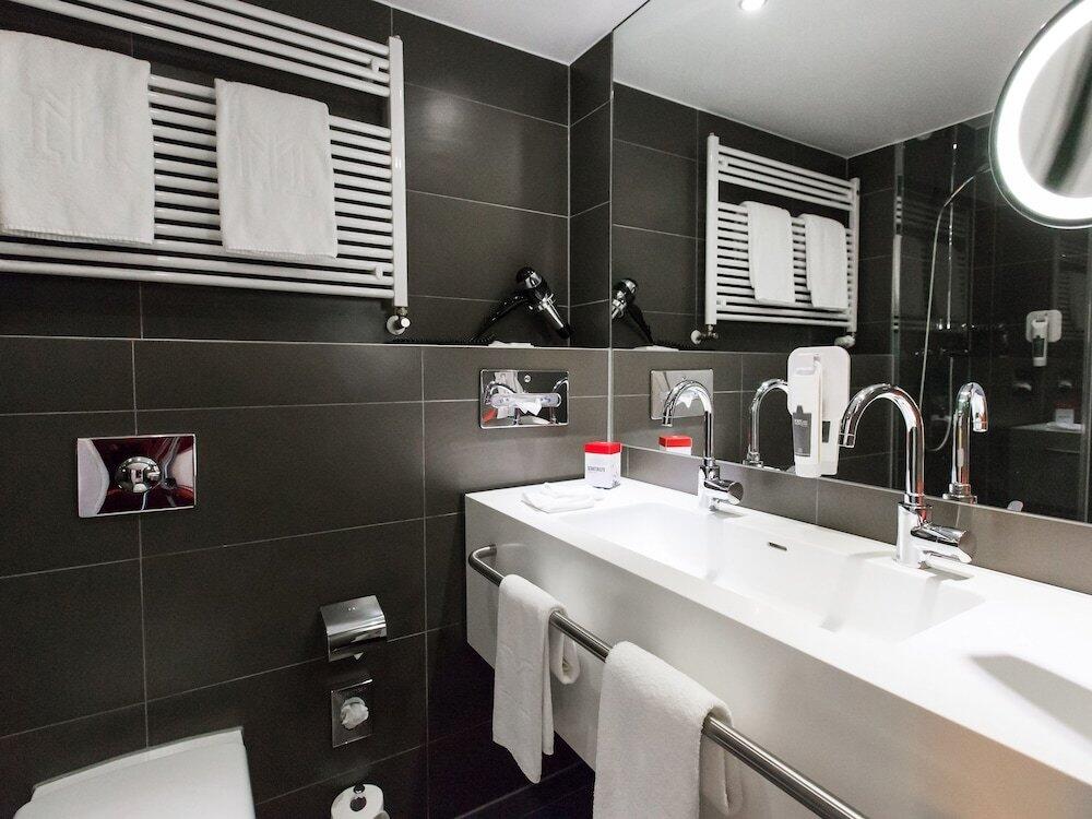 Foto del baño de DORMERO Hotel Hannover