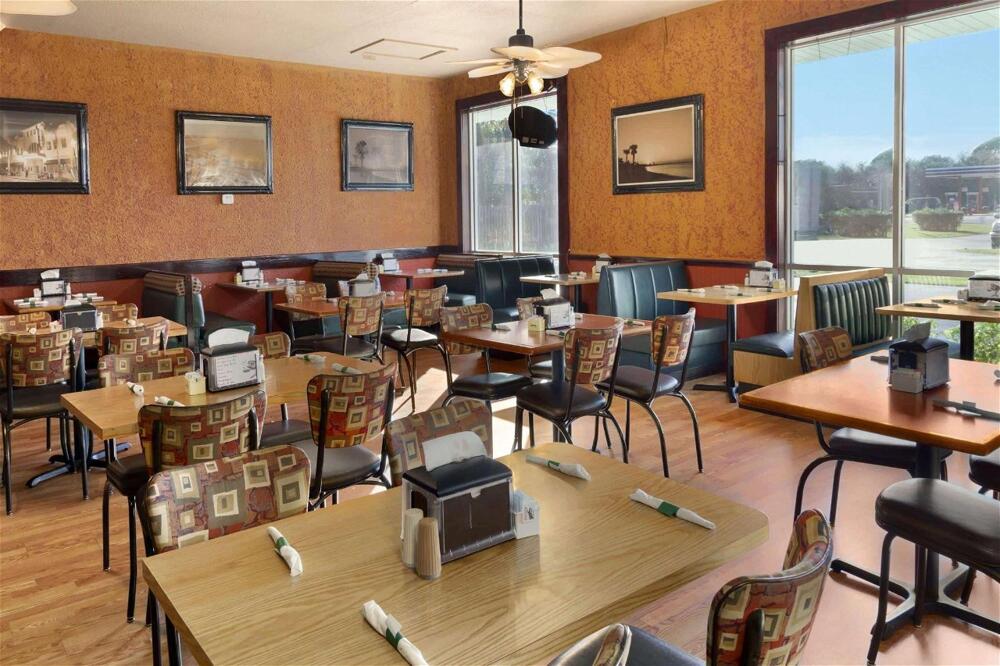 Dining – Hotel Days Inn by Wyndham Fort Pierce Midtown