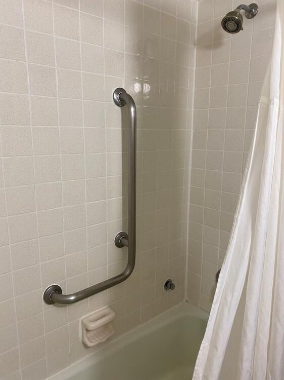 Bathroom – Hotel Days Inn by Wyndham Fort Pierce Midtown