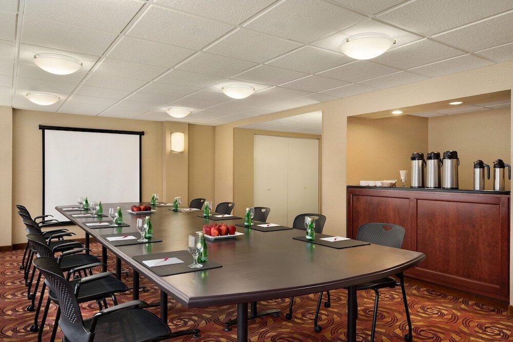 Foto de los servicios de Crowne Plaza Englewood, an IHG Hotel