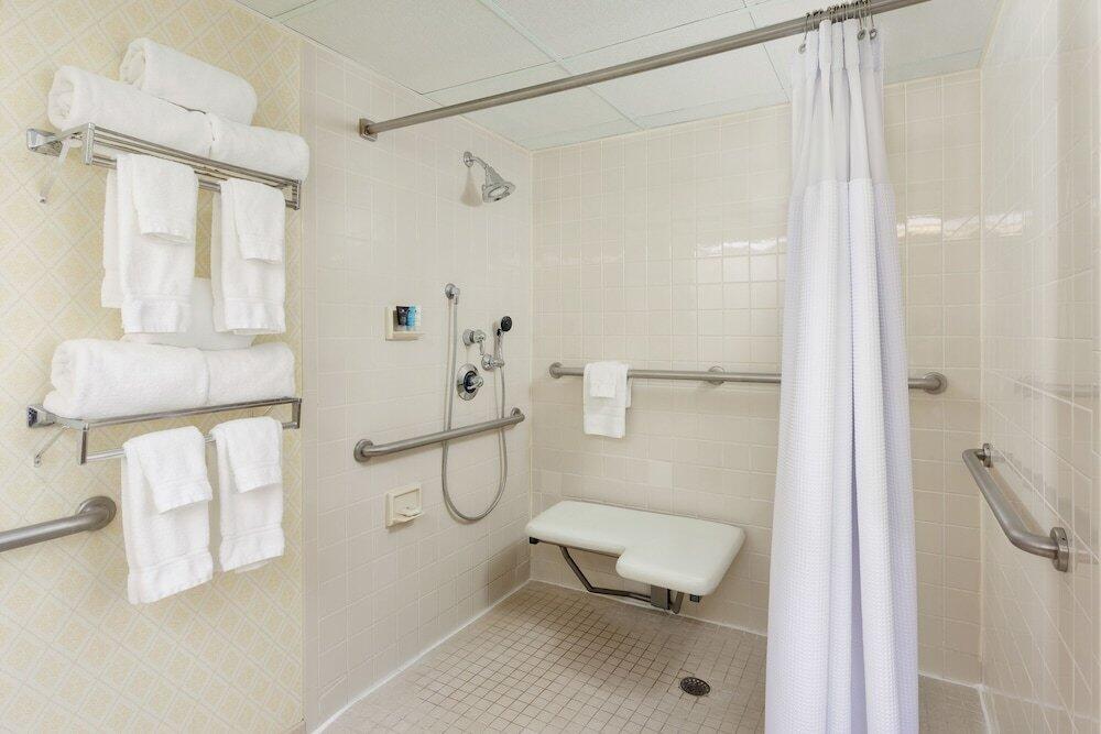 Foto del baño de Crowne Plaza Englewood, an IHG Hotel