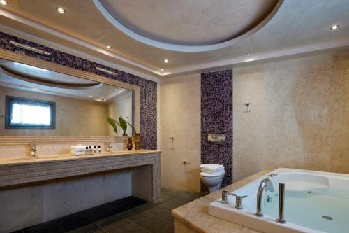 Foto del baño de Hotel Petit Palace