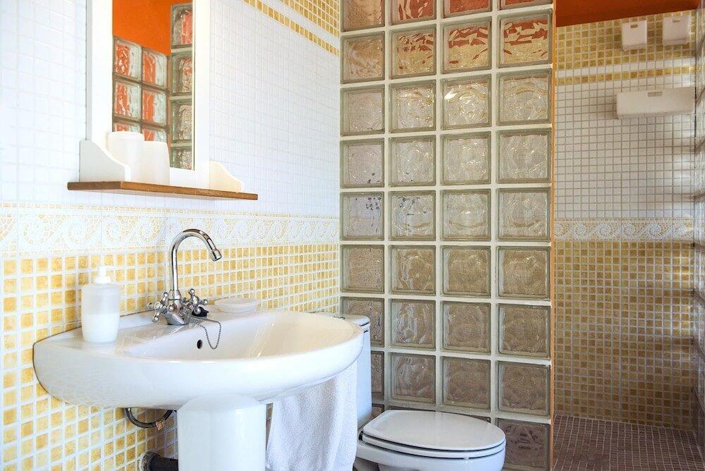 Foto del baño de Aparthotel Lo Raconet de la Plaça