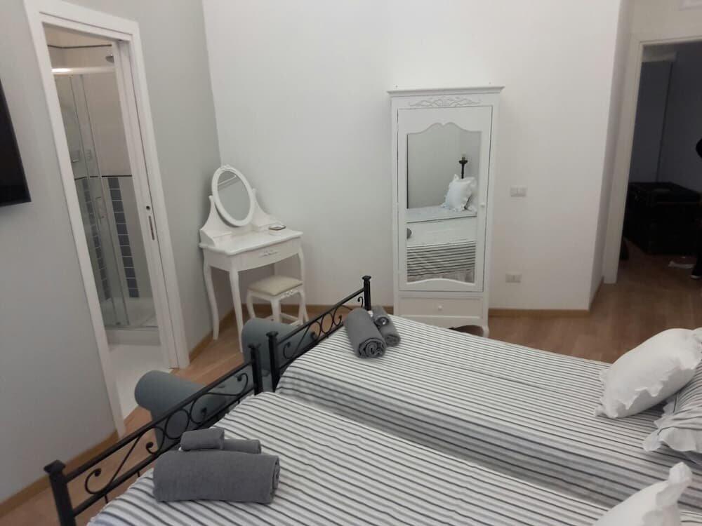 Foto de una habitación de Bed-and-Breakfast La Piazzetta delle Regine