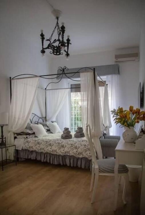 Foto de una habitación de Bed-and-Breakfast La Piazzetta delle Regine