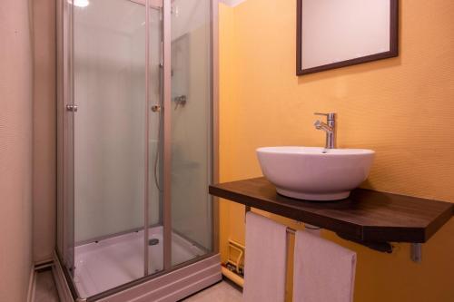 Foto del baño de Hotel du Commerce