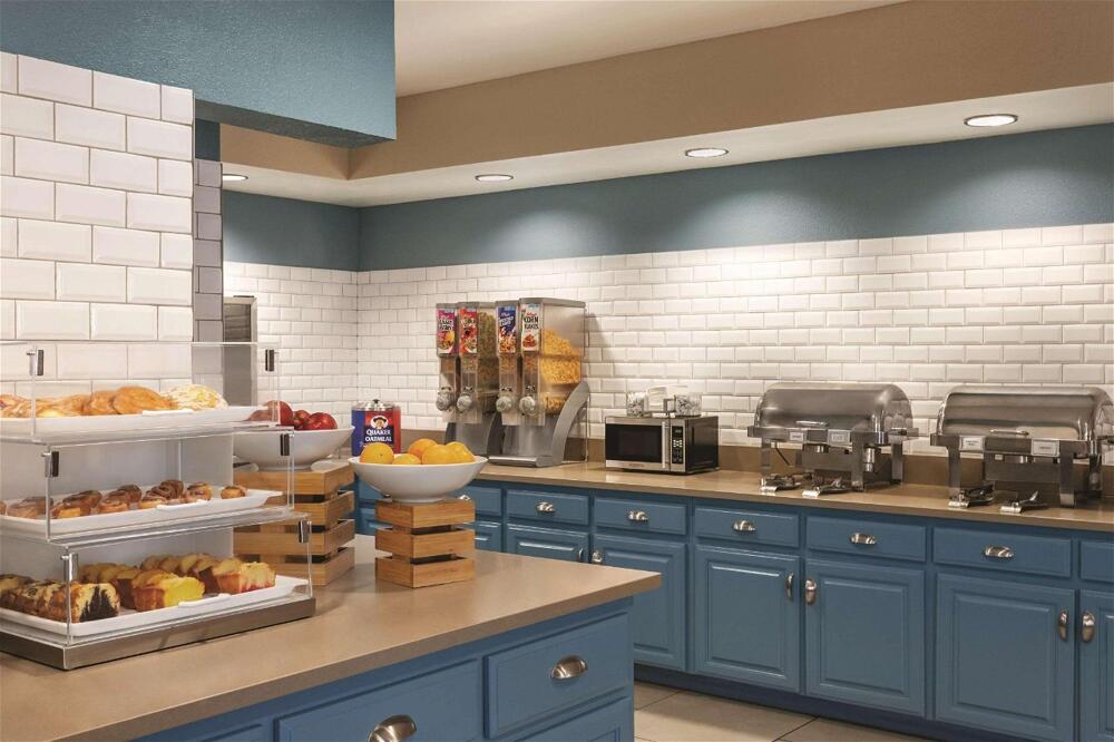 Foto de restauración de Hotel Country Inn &amp;amp; Suites by Radisson, Nashville Airport East, TN