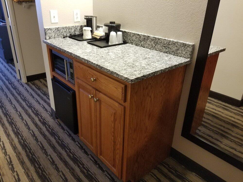 Foto de una habitación de Hotel Country Inn &amp;amp; Suites by Radisson, Nashville Airport East, TN