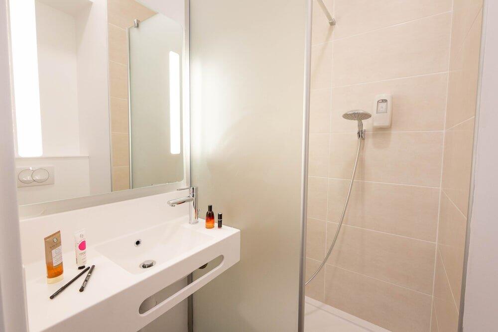 Foto del baño de B&amp;amp;B Hotel St Maxime Golfe De St Tropez
