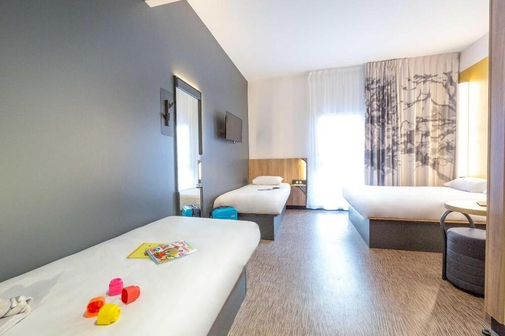 Foto de una habitación de B&amp;amp;B Hotel St Maxime Golfe De St Tropez