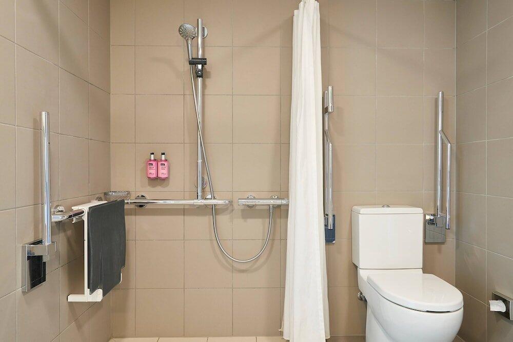 Foto del baño de Hotel Moxy Paris Charles de Gaulle Airport