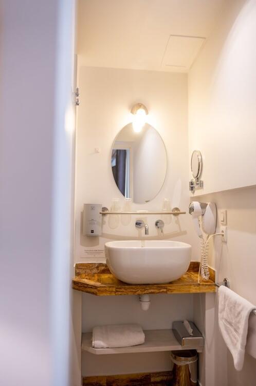 Foto del baño de Logis - Hotel De La Mairie
