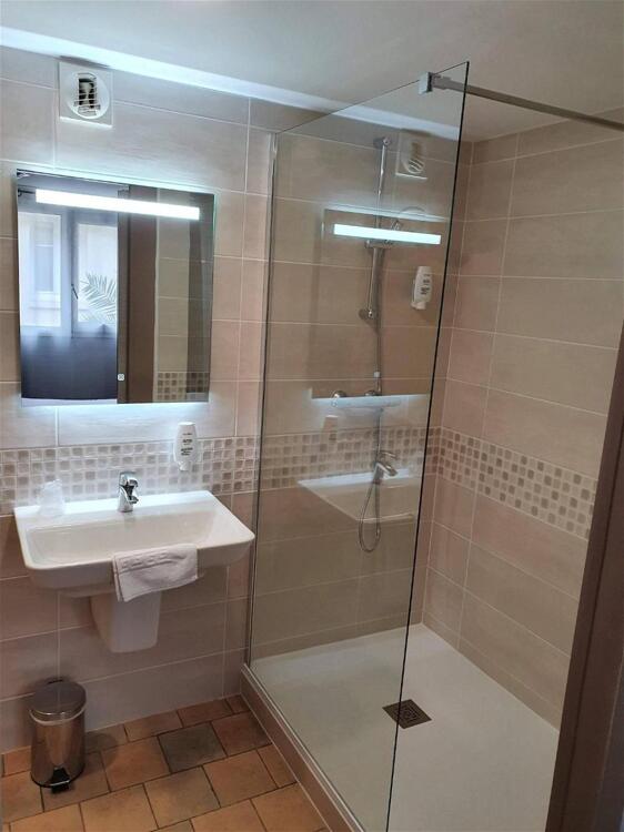 Foto del baño de Hôtel Du Commerce