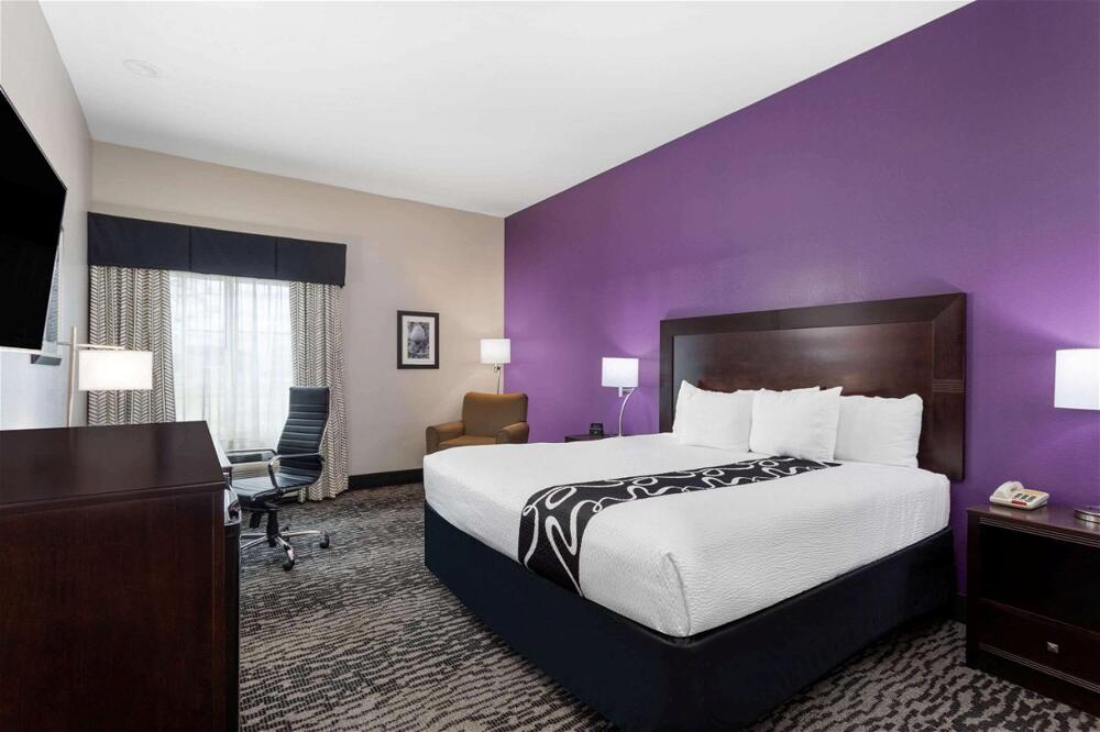 Foto de una habitación de Hotel La Quinta Inn &amp;amp; Suites by Wyndham Huntsville Airport Madison