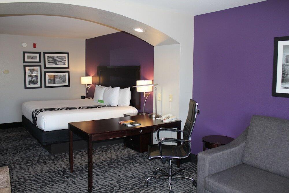 Foto de una habitación de Hotel La Quinta Inn &amp;amp; Suites by Wyndham Huntsville Airport Madison