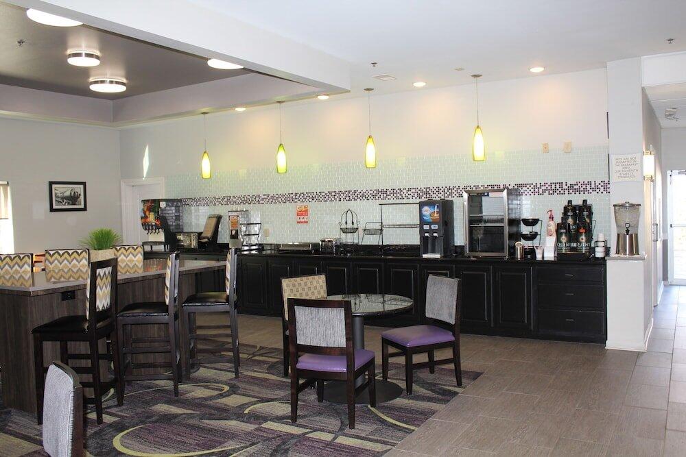 Foto de restauración de Hotel La Quinta Inn &amp;amp; Suites by Wyndham Huntsville Airport Madison