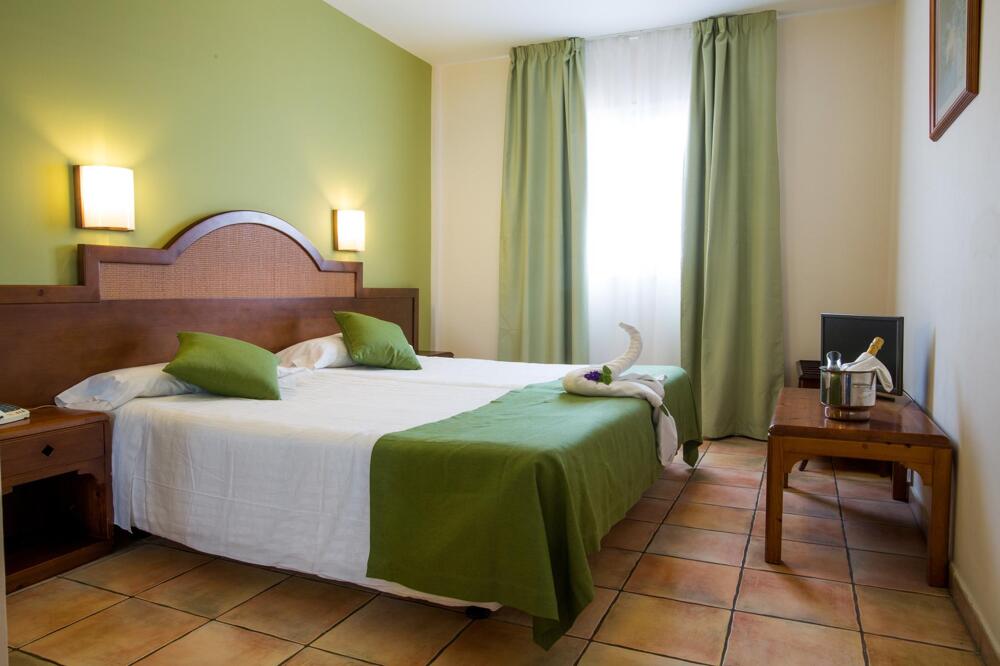 Foto de una habitación de Apartamentos La Caleta