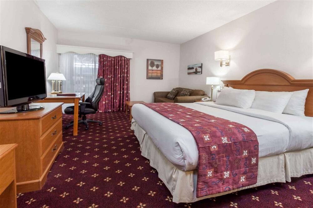 Foto de una habitación de Hotel Ramada by Wyndham Fredericton