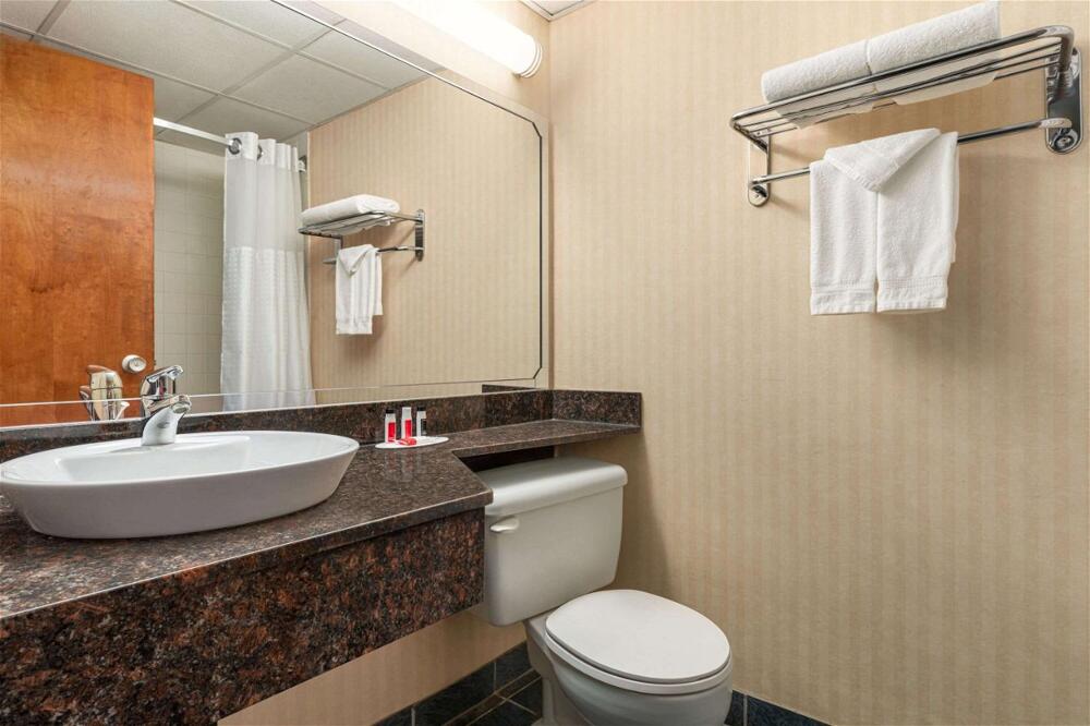 Foto del baño de Hotel Ramada by Wyndham Fredericton