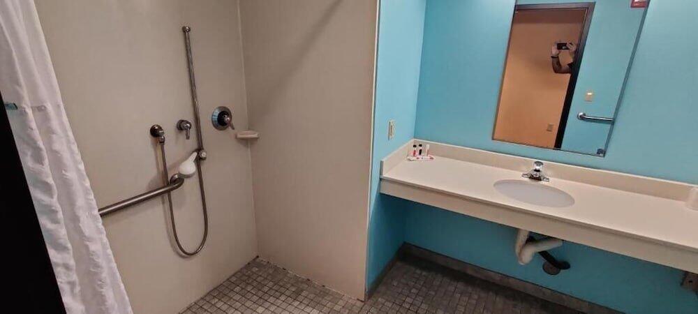 Foto del baño de Hotel Super 8 by Wyndham Pennsville/Wilmington