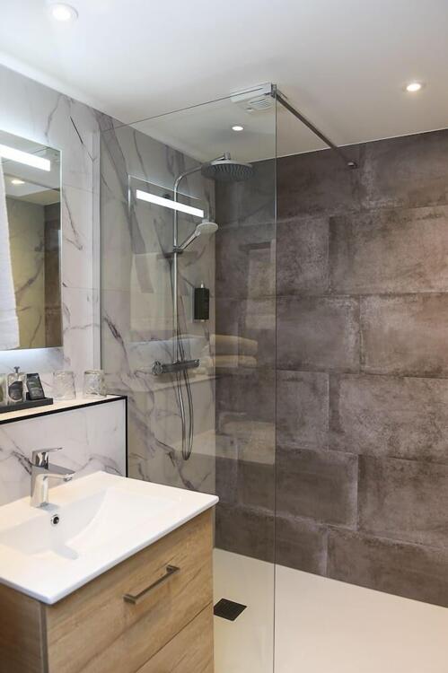 Foto del baño de The Originals Boutique La Villa Ouest &amp;amp; Spa